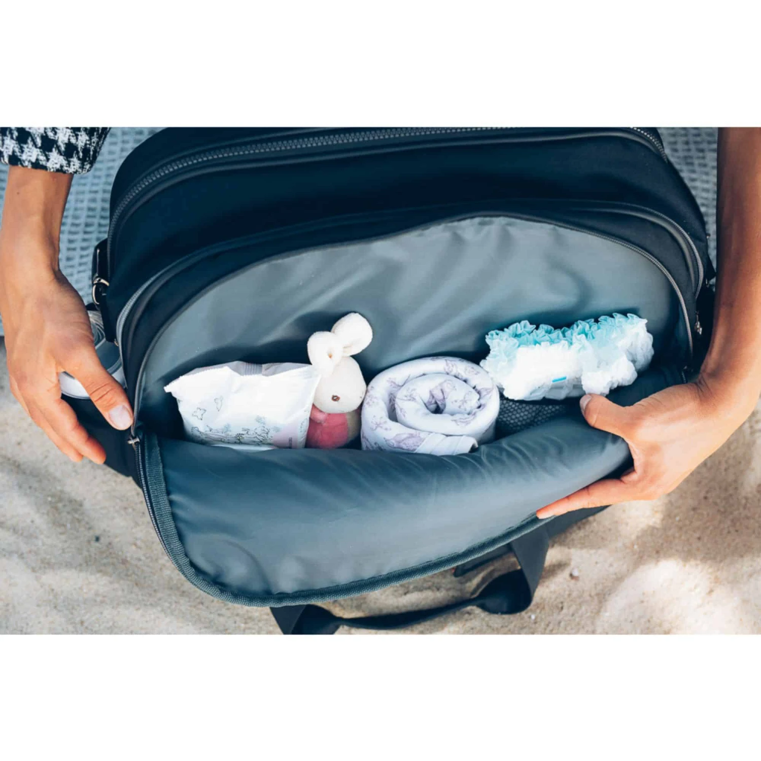 Bizzi Growin Travel Crib Changing Bag Chelsea Black - Image 7